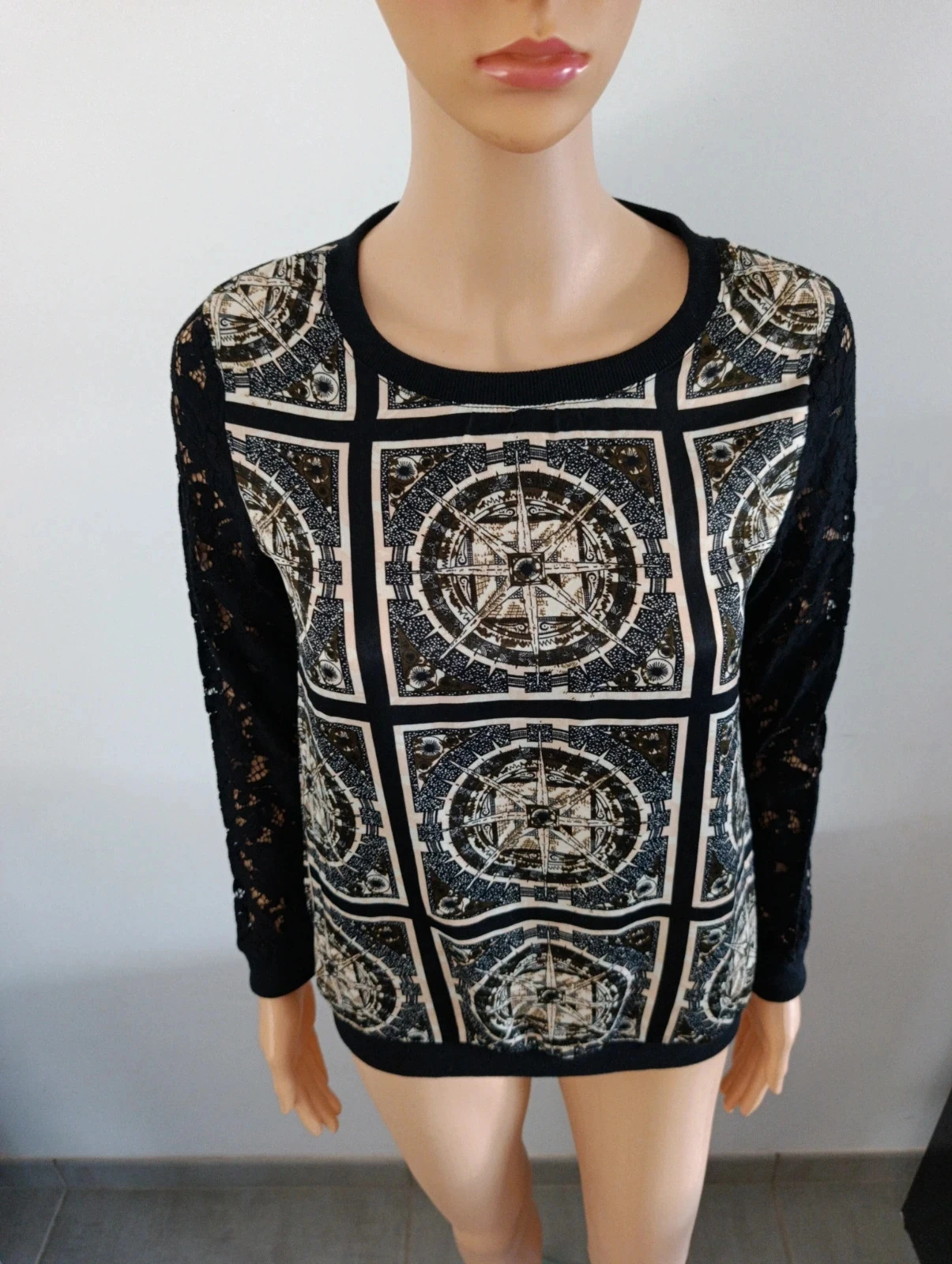 By Swan Paris women's fine black size S sweater with graphic print and lace sleeves – photo 6